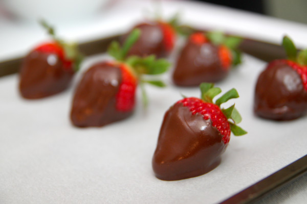 valentine_meal_chocolate_covered_strawberries_tray